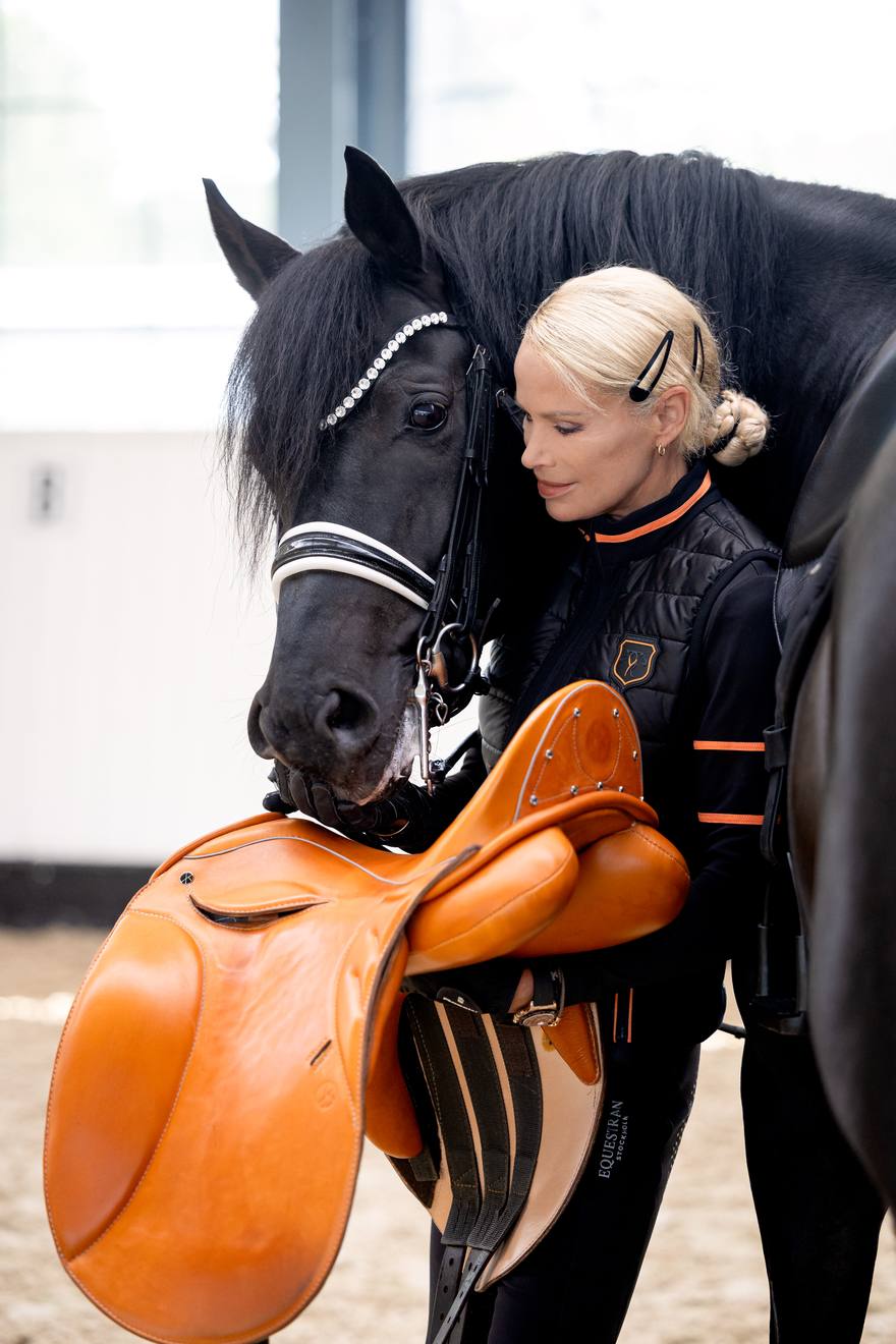 Yara Reichert mit Rappe und dem cognacfarbenen arrit Carbon-Individualsattel